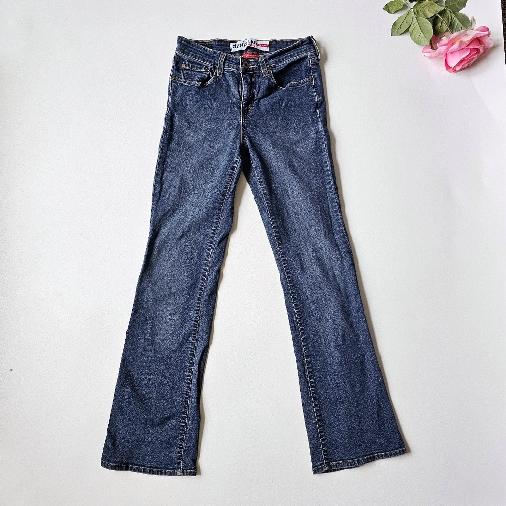 Y2K Denizen from Levi’s Totally Shaping Boot Cut Jeans – Women’s Size 6 Medium
